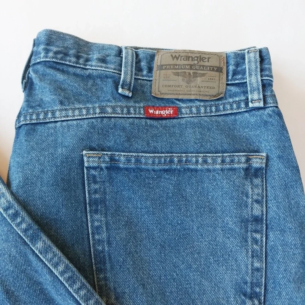 Wrangler Men's size 40x32 Med Wash Blue Denim Jeans Regular Fit‎